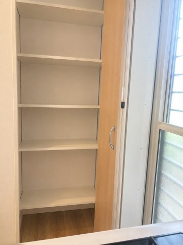 キッチン横には可動棚付きの収納スペースを完備。食品のストックや調理家電、日用品などをすっきり整理でき、パントリー感覚で利用可能です。収納力が高く、生活感を抑えながらきれいな空間を保てる点も魅力です。