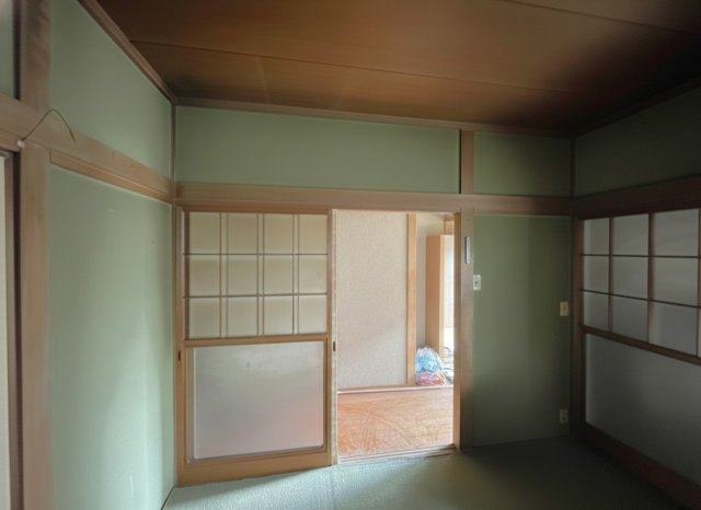 昔ながらの和室です。障子越しにやわらかな光が入り、心安らぐひとときを過ごせます。現状は年季を感じますが、リフォーム次第で寝室や客間、趣味のスペースとして幅広く活用できるポテンシャルを秘めたお部屋です。