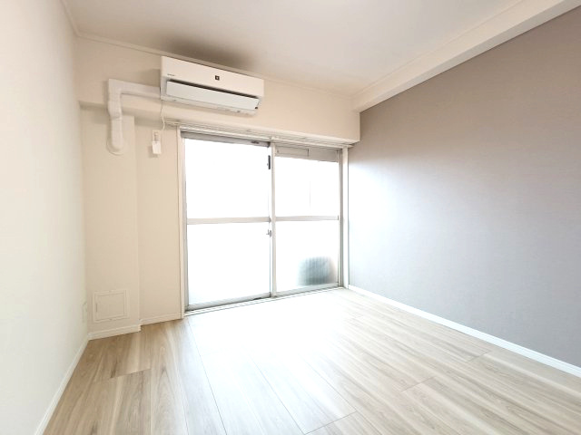 【洋室約6.0帖】　バルコニーに面した明るいお部屋です。陽気に楽しみ、やすらぐ室内。