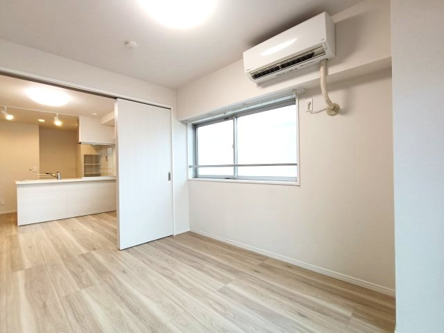 【洋室約5.5帖】　リビング隣接の居室、続き間としての利用やセパレート型、使い勝手良いお部屋です。用途様々です♪バルコニーに面しており、開放感あります♪