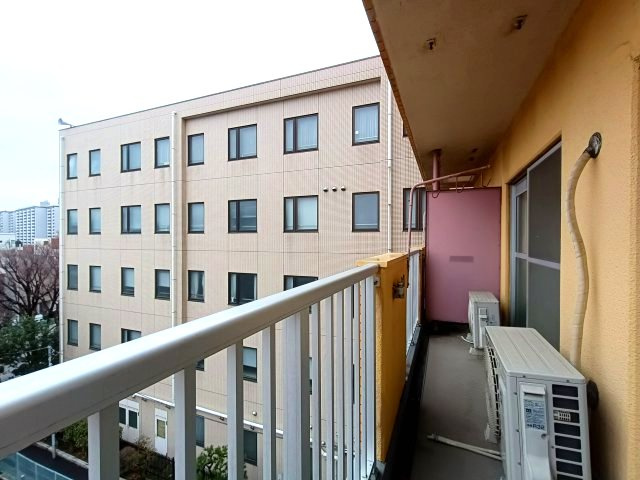 【バルコニー】　お天気のいい日はお外で洗濯物を干していただけます。