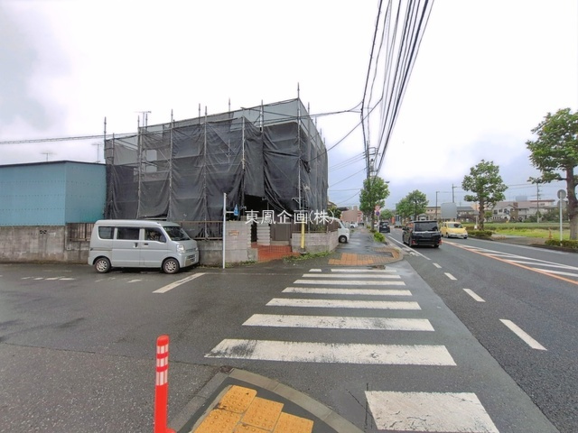 前面道路を含む現地写真です