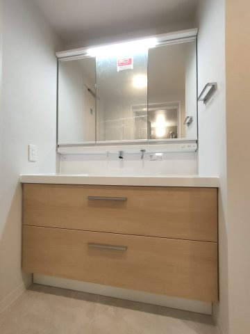 【洗面化粧台】　三面鏡付きの洗面化粧台で身だしなみチェックも快適。