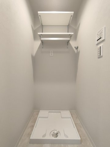 【室内洗濯機置き場】　室内に洗濯機置場を完備。天候に左右されず快適にお洗濯。