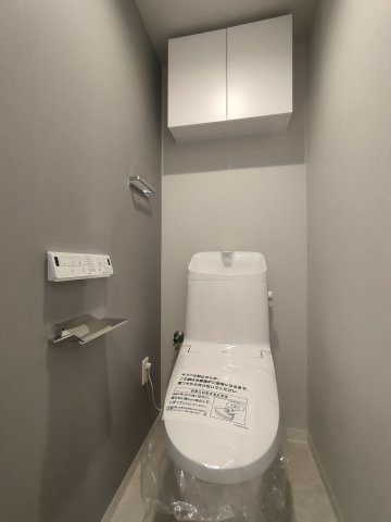 【トイレ】　シンプルで清潔感のあるトイレ空間です。