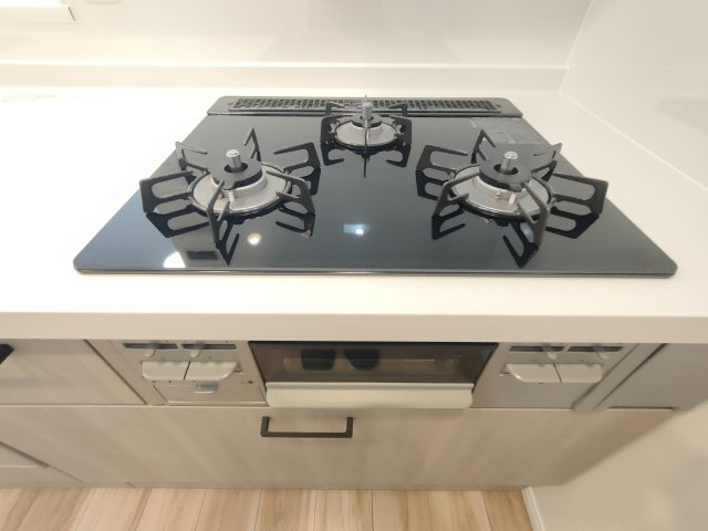 【コンロ】　3口コンロで複数の調理も効率よくこなせます。