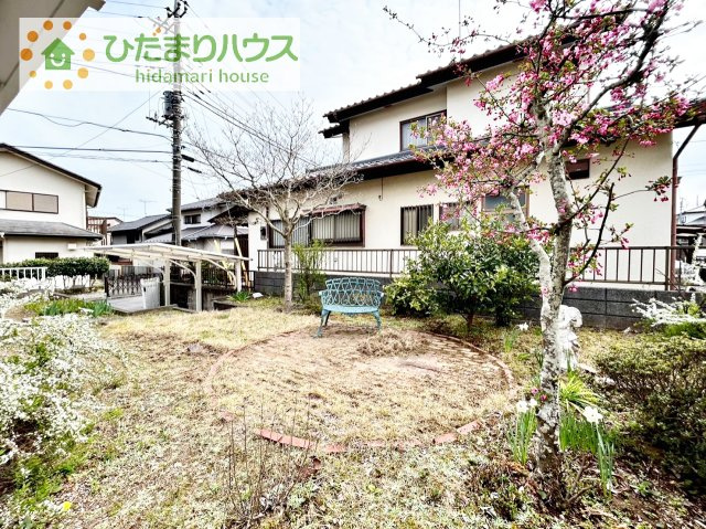 周辺には高い建物がないため、お庭には太陽の光が降り注ぎます♪