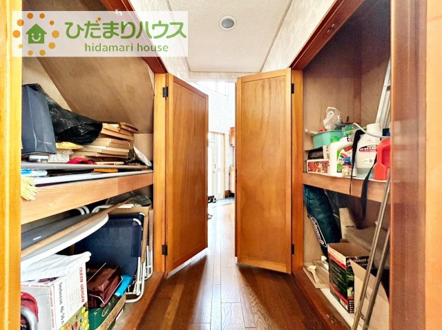 便利な廊下収納があるので掃除機や買いだめする洗面所用品はもちろん、箱買いしたペットボトルまでしまえます(^^)