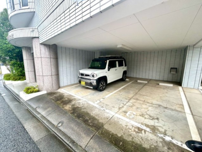 車一台あたりに必要なスペースは、標準サイズの普通自動車で横幅2m50cm、長さ5mは必要になります。ただし、乗降のことも考慮して横幅3m30cm、長さ5m50cmほどは確保できるところを選びましょう。