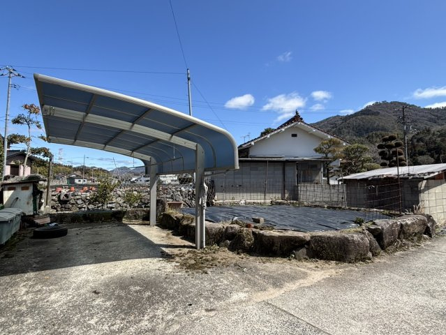 日当たりが良く開放感のある立地で、家庭菜園やガーデニングに最適な畑です。周囲は自然に囲まれ、静かな環境で作業に集中できます。敷地が整地されており使いやすく、すぐに栽培を始められる点も魅力です。