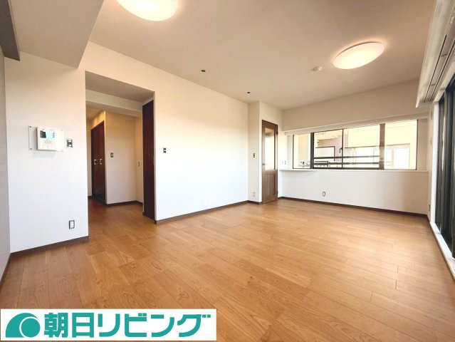 南と東の窓から陽光が広がるLDKは、美しい木目が温もりを添える心地よい住空間です