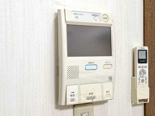 【インターフォン】　来客を確認できるモニター付きインターフォン。安心のセキュリティ。