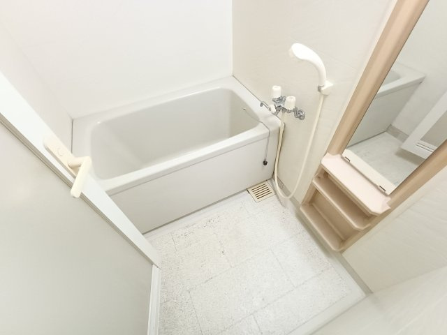 【浴室】　ゆったりとしたバスルームで一日の疲れを癒せます。
