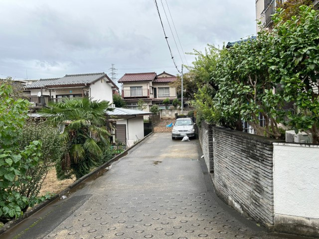 住宅用の土地では前面道路に2m以上接していなければならないと法律で定められています。しかし、お持ちの車のサイズやライフスタイルなどにより、2mでは利便が悪い場合もございますので、事前に確認しましょう。