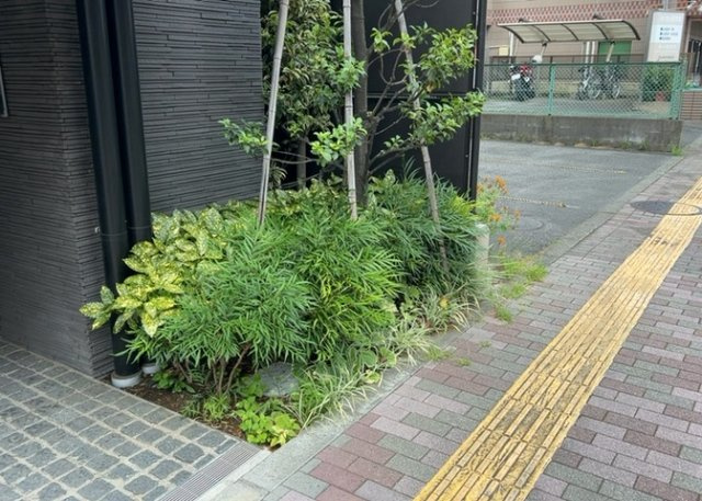 物件によっては、入居者が個人的に使用できる専用庭がついているものもあります。また、住宅の中にある土間の部分を庭と呼ぶこともあります。庭の用途は住む人によって変わり、それによってデザインもさまざまです。
