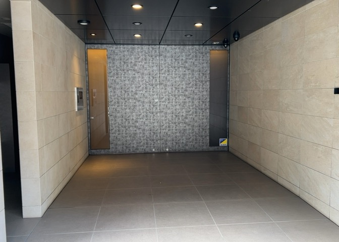 ラウンジは、マンションの共用スペースに椅子やテーブルなどを配置した利用者が寛げる空間です。屋内型ラウンジと屋外型ラウンジがあります。共用部分の管理状況と合わせて、詳細については現地でご確認ください。