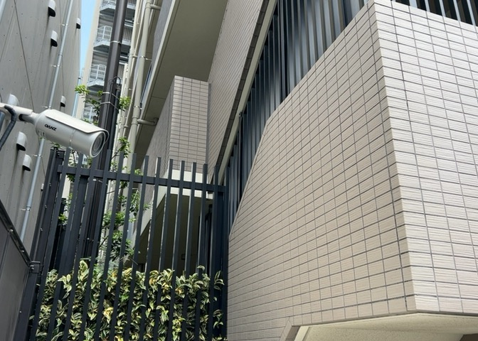 共用部分は、一棟の建物に住む区分所有者全員が共同で所有するとし、共用部分の管理、補修などは、区分所有者で形成される管理組合が行います。個人の判断で勝手に変更することはできませんので覚えておきましょう。