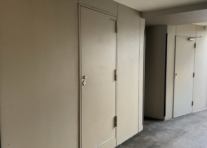 共有部分は、住民なら誰もが使える設備のこと。例えば駐車場やエレベーター、インターネット設備、セキュリティ設備などがあります。他にも、マンションの廊下・外部階段やエントランス・ゴミ置き場などがあります。