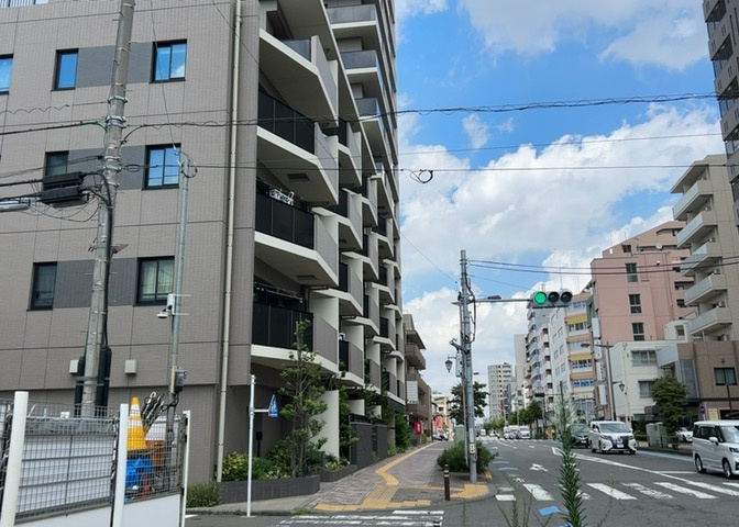 隣家の土地はどうなっているのか、生活利便施設が近くにあるのか、学校まで近いかなど、お客様のライフスタイルにあわせたイメージが重要です。また、近くにあると困る施設が近くにないかも確認するといいでしょう。