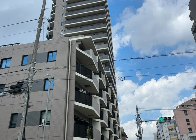 眺望の良さを楽しめるダイニングキッチンで家族団らんの時間を過ごしてはいかがでしょうか。バルコニーから見える景色を家族で眺める時間は、時間が経つのを忘れてしまいそうですね。是非、現地を見に行きましょう！