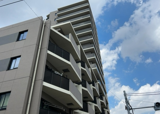 道幅が広い場所は日当たりや風通が良好です。幅が広いのですれ違いも可能ですし大きな車でも駐車可能！一方で、大型車が通ることも多くなるため交通量の増加により騒音に繋がります。また土地の値段が高くなります。