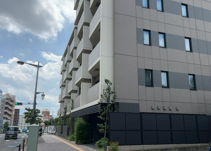 ＲＣ造、Reinforced　Concreteは直訳すると補強されたコンクリートです。主に柱や梁・床・壁が鉄筋とコンクリートで構成おり、鉄筋を組んだ型枠にコンクリートを流し込んで固めたものを指します。