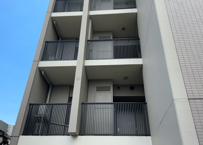 共用部分は、一棟の建物に住む区分所有者全員が共同で所有するとし、共用部分の管理、補修などは、区分所有者で形成される管理組合が行います。個人の判断で勝手に変更することはできませんので覚えておきましょう。