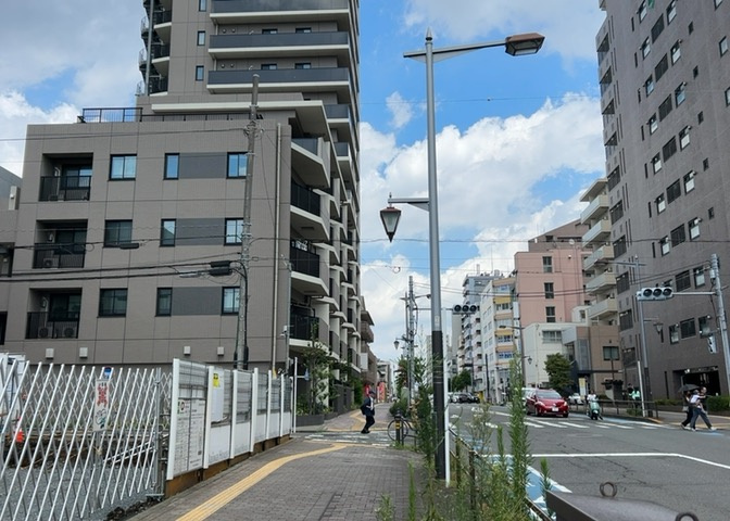 外観はマンション管理がされているかの目安になります。築年数が古いと、壁面は劣化してひび割れが生じることも！建物が古びていても細かいところが修繕されていると、きちんと管理されているなぁと感じるでしょう。