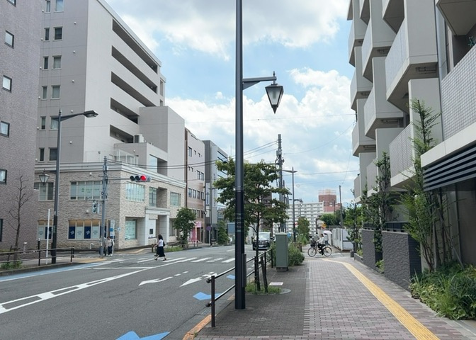 眺望の良さを楽しめるダイニングキッチンで家族団らんの時間を過ごしてはいかがでしょうか。バルコニーから見える景色を家族で眺める時間は、時間が経つのを忘れてしまいそうですね。是非、現地を見に行きましょう！