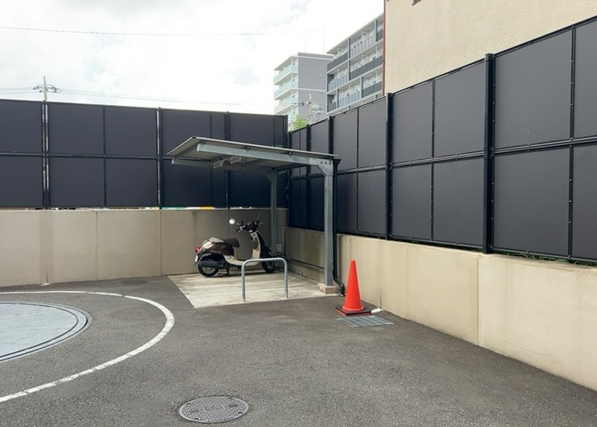 車一台あたりに必要なスペースは、標準サイズの普通自動車で横幅2m50cm、長さ5mは必要になります。ただし、乗降のことも考慮して横幅3m30cm、長さ5m50cmほどは確保できるところを選びましょう。