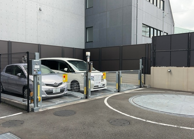 駐車場と明記されていても、最小スペースでつくられた駐車場だと大型車は駐車できなかったり、出入りしにくくなったりする可能性があります。お車のサイズと購入したい物件の駐車場のサイズを現地で確認しましょう。