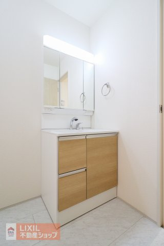 大きく使い勝手の良い三面鏡です。三面鏡の裏側は小物の収納に便利なキャビネット仕様です。