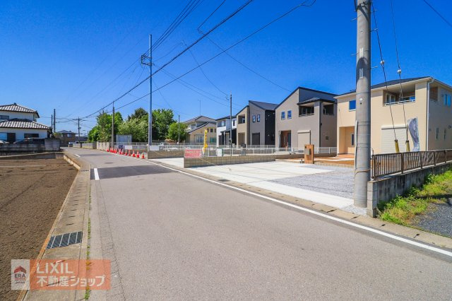 前面道路の現地完成写真です。ゆとりのある道幅や楽々駐車など、現地でご確認ください。