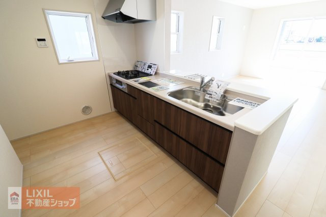 家族でのコミュニケーションがとれる対面型システムキッチンです。横一列にシンクとコンロをまとめたシンプルな形です。
