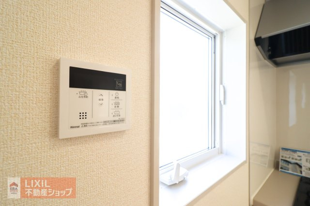 オートバスリモコンです。スイッチ1つで一定量の湯を浴槽に張ったり、保温や追い焚きをすることができるシステムが付いています。浴室以外からでも楽々操作が出来ます♪