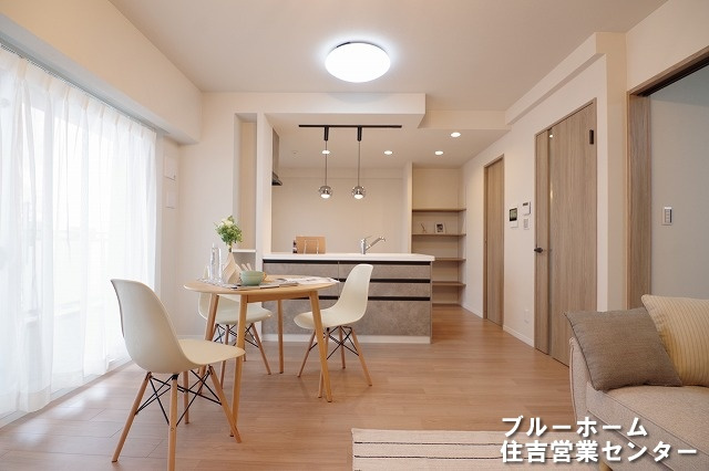 約14.1帖のLDKです！広々とした空間で大きな家具の配置等も困りません♪