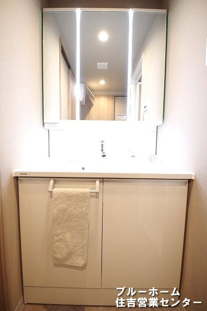 あると嬉しい収納付きの独立洗面台です！