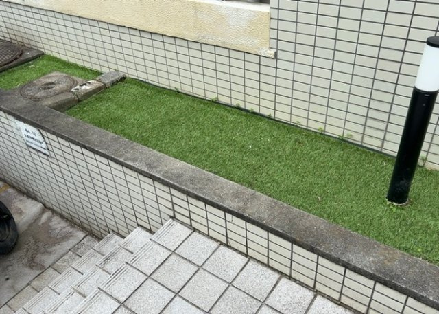 物件によっては、入居者が個人的に使用できる専用庭がついているものもあります。また、住宅の中にある土間の部分を庭と呼ぶこともあります。庭の用途は住む人によって変わり、それによってデザインもさまざまです。