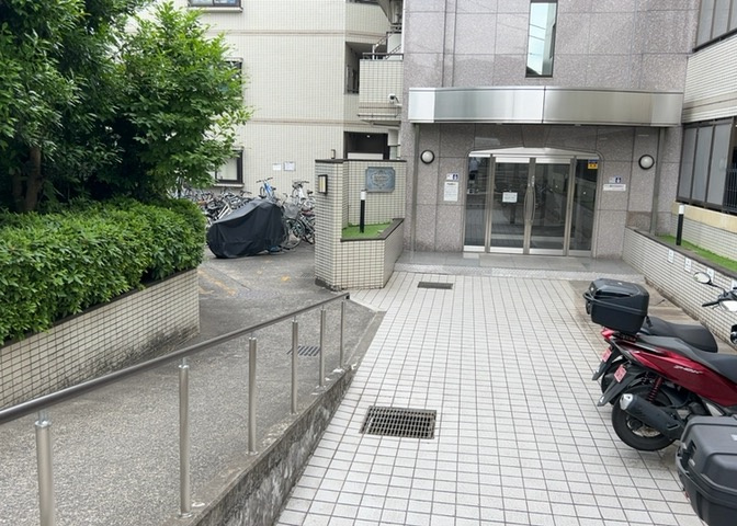 中庭（パティオ）とは、一つの建築物の内部に設けられた、壁などで囲われている庭のことを指します。コの字型、ロの字型が主流ですが、L字型の中庭もあります。最近では、インテリア性の高さからも人気があります。