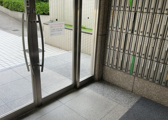 マンションのエントランスには、もともと風よけや防犯の役割がありますが、マンションによって宅配ボックスなどの設備が備わっている所もあります。日々の生活をイメージしながら生活しやすさをチェックしましょう。