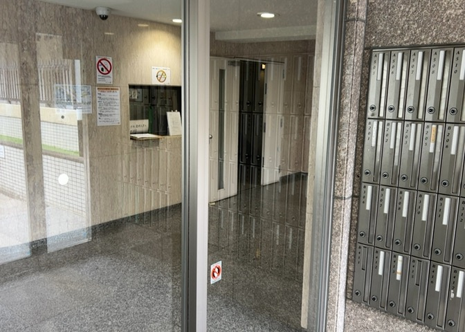 ラウンジは、マンションの共用スペースに椅子やテーブルなどを配置した利用者が寛げる空間です。屋内型ラウンジと屋外型ラウンジがあります。共用部分の管理状況と合わせて、詳細については現地でご確認ください。