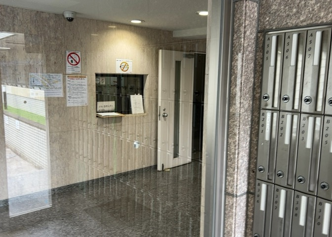 受付はマンションコンシェルジュがいる場合もあれば、管理人が滞在する小部屋を総称して呼ぶことがあります。主にエントランスに設置されていることから、防犯面でも期待ができます。防犯設備がない場合はより安心！