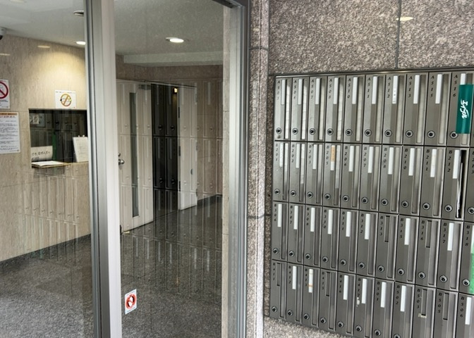 共用部分は、一棟の建物に住む区分所有者全員が共同で所有するとし、共用部分の管理、補修などは、区分所有者で形成される管理組合が行います。個人の判断で勝手に変更することはできませんので覚えておきましょう。