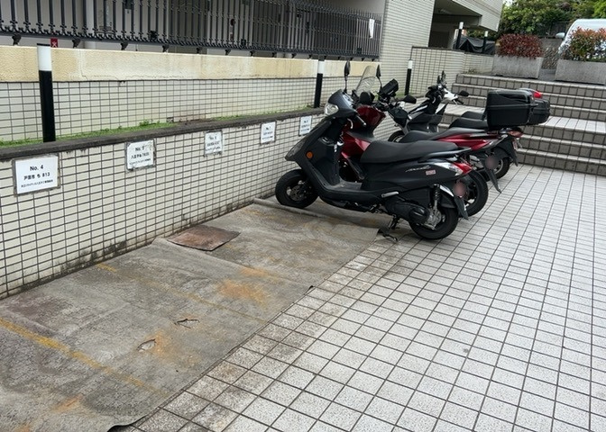 共有部分は、住民なら誰もが使える設備のこと。例えば駐車場やエレベーター、インターネット設備、セキュリティ設備などがあります。他にも、マンションの廊下・外部階段やエントランス・ゴミ置き場などがあります。