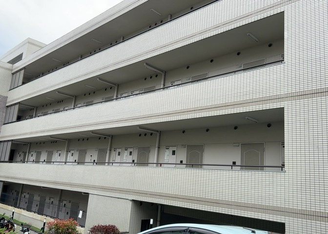 道幅が広い場所は日当たりや風通が良好です。幅が広いのですれ違いも可能ですし大きな車でも駐車可能！一方で、大型車が通ることも多くなるため交通量の増加により騒音に繋がります。また土地の値段が高くなります。