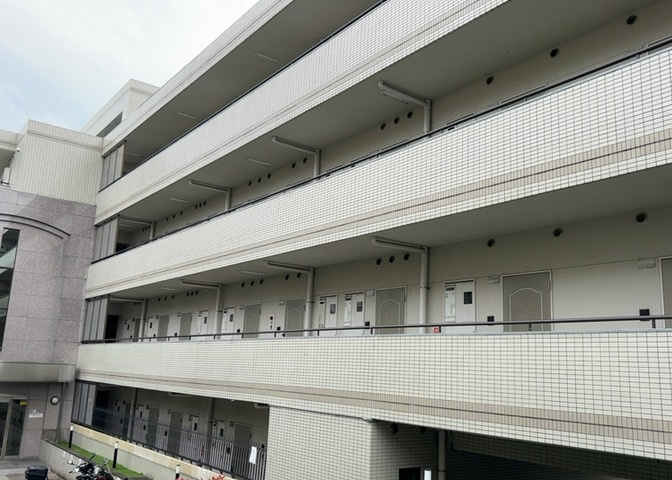 ＲＣ造、Reinforced　Concreteは直訳すると補強されたコンクリートです。主に柱や梁・床・壁が鉄筋とコンクリートで構成おり、鉄筋を組んだ型枠にコンクリートを流し込んで固めたものを指します。