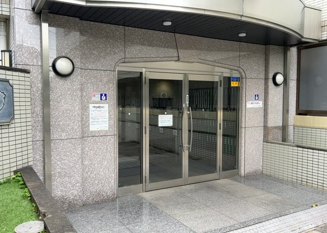 玄関は家の顔でもあり、家族以外の目にも止まる場所です。玄関は外との間を仕切る扉、靴などをしまっておく収納スペース、靴脱ぎのたたきスペース、来客とのやり取りをするドアホンなど複数のアイテムからなります。