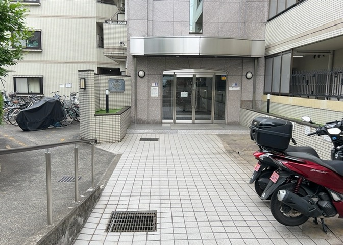 共有部分は、住民なら誰もが使える設備のこと。例えば駐車場やエレベーター、インターネット設備、セキュリティ設備などがあります。他にも、マンションの廊下・外部階段やエントランス・ゴミ置き場などがあります。