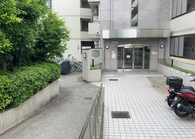 共用部分は、一棟の建物に住む区分所有者全員が共同で所有するとし、共用部分の管理、補修などは、区分所有者で形成される管理組合が行います。個人の判断で勝手に変更することはできませんので覚えておきましょう。