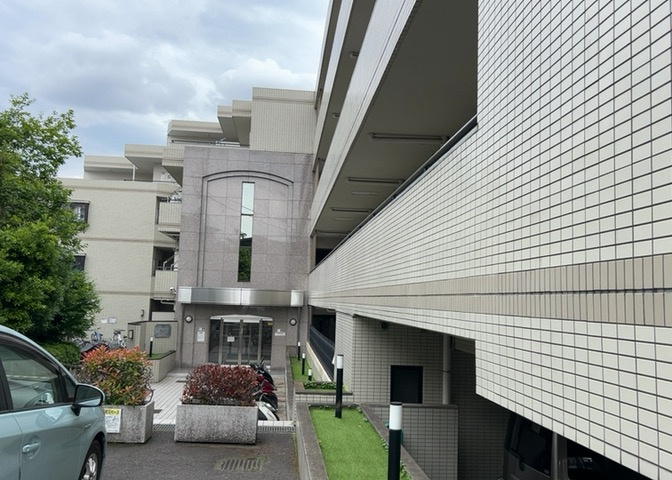 外観はマンション管理がされているかの目安になります。築年数が古いと、壁面は劣化してひび割れが生じることも！建物が古びていても細かいところが修繕されていると、きちんと管理されているなぁと感じるでしょう。